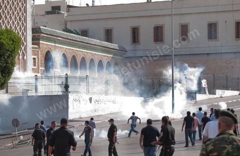 A la fin de la fin de la deuxième prière de l'après midi les manifestants refusent de quitter la mosquée et apel à un sit in sur la place de la Kasbah à moins de 100 m de là, la police décide alors un assaut sur la mosquée avec lacrymo et intrusion de policiers en civil pour tenter d'évacuer, sans succès, les manifestants retrancher à l'intérieur de la salle des prières.