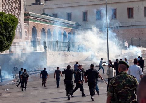 A la fin de la fin de la deuxième prière de l'après midi les manifestants refusent de quitter la mosquée et apel à un sit in sur la place de la Kasbah à moins de 100 m de là, la police décide alors un assaut sur la mosquée avec lacrymo et intrusion de policiers en civil pour tenter d'évacuer, sans succès, les manifestants retrancher à l'intérieur de la salle des prières.