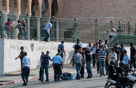 A la fin de la fin de la deuxième prière de l'après midi les manifestants refusent de quitter la mosquée et apel à un sit in sur la place de la Kasbah à moins de 100 m de là, la police décide alors un assaut sur la mosquée avec lacrymo et intrusion de policiers en civil pour tenter d'évacuer, sans succès, les manifestants retrancher à l'intérieur de la salle des prières.