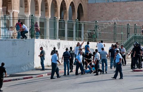 A la fin de la fin de la deuxième prière de l'après midi les manifestants refusent de quitter la mosquée et apel à un sit in sur la place de la Kasbah à moins de 100 m de là, la police décide alors un assaut sur la mosquée avec lacrymo et intrusion de policiers en civil pour tenter d'évacuer, sans succès, les manifestants retrancher à l'intérieur de la salle des prières.