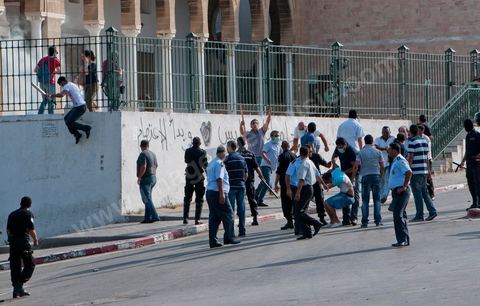 A la fin de la fin de la deuxième prière de l'après midi les manifestants refusent de quitter la mosquée et apel à un sit in sur la place de la Kasbah à moins de 100 m de là, la police décide alors un assaut sur la mosquée avec lacrymo et intrusion de policiers en civil pour tenter d'évacuer, sans succès, les manifestants retrancher à l'intérieur de la salle des prières.