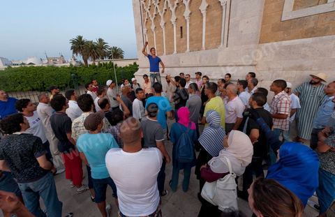 Après les assauts de la police et les négociations infructueuses les manifestations gardent leur position à l'intérieur de l'enceinte de la mosquée de la Kasbah. S'organie alors des discussions et débats.