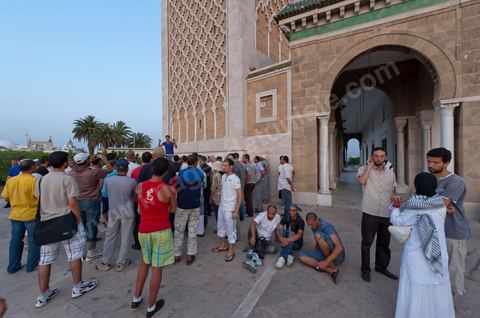 Après les assauts de la police et les négociations infructueuses les manifestations gardent leur position à l'intérieur de l'enceinte de la mosquée de la Kasbah. S'organise alors des discussions et débats.