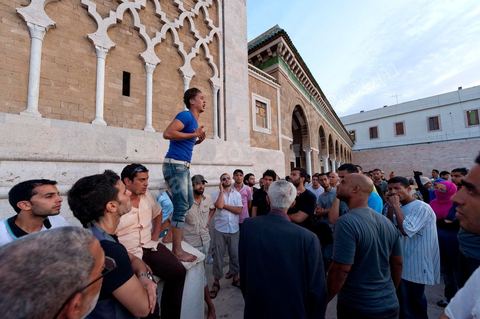 Après les assauts de la police et les négociations infructueuses les manifestations gardent leur position à l'intérieur de l'enceinte de la mosquée de la Kasbah. S'organie alors des discussions et débats.