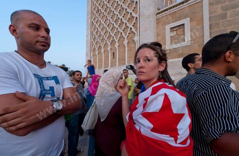 Après les assauts de la police et les négociations infructueuses les manifestations gardent leur position à l'intérieur de l'enceinte de la mosquée de la Kasbah. S'organie alors des discussions et débats.