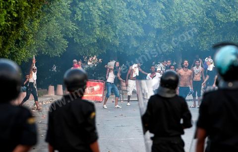 Dans les rues avoisinants la place de la Kasbah nombreuses confrontations entre des petits groupes de jeunes et de la police à jet de pierre d'un côté et lacrymo de l'autre
