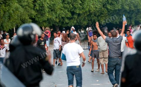 Dans les rues avoisinants la place de la Kasbah nombreuses confrontations entre des petits groupes de jeunes et de la police à jet de pierre d'un côté et lacrymo de l'autre