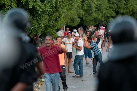 Dans les rues avoisinants la place de la Kasbah nombreuses confrontations entre des petits groupes de jeunes et de la police à jet de pierre d'un côté et lacrymo de l'autre