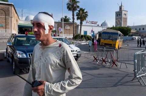 Policier en civil blessé par jet de pierre de manifestatnats à la mosquée de la Kasbah lors de smanifetstaions pour la Kasbah 3