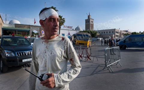 Policier en civil blessé par jet de pierre de manifestatnats à la mosquée de la Kasbah lors de smanifetstaions pour la Kasbah 3