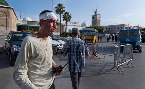 Policier en civil blessé par jet de pierre de manifestatnats à la mosquée de la Kasbah lors de smanifetstaions pour la Kasbah 3