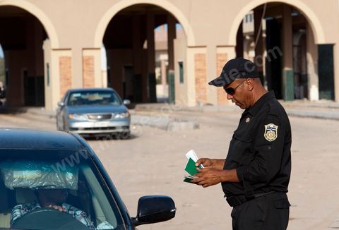 Patrouille de contrôle de la police tunisienne au poste frontalier de Ras Jedir à la frontière avec la Libye.