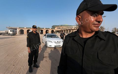 Patrouille de contrôle de la police tunisienne au poste frontalier de Ras Jedir à la frontière avec la Libye.