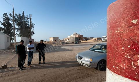 Patrouille de contrôle de la police tunisienne au poste frontalier de Ras Jedir à la frontière avec la Libye.