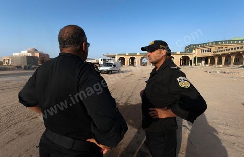 Patrouille de contrôle de la police tunisienne au poste frontalier de Ras Jedir à la frontière avec la Libye.