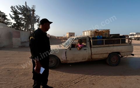 Patrouille de contrôle de la police tunisienne au poste frontalier de Ras Jedir à la frontière avec la Libye.
