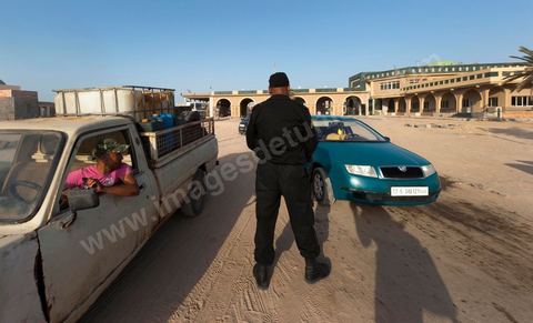 Patrouille de contrôle de la police tunisienne au poste frontalier de Ras Jedir à la frontière avec la Libye.