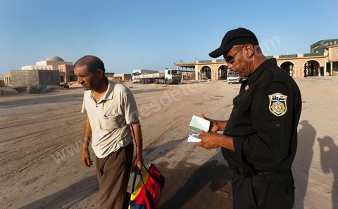 Patrouille de contrôle de la police tunisienne au poste frontalier de Ras Jedir à la frontière avec la Libye.