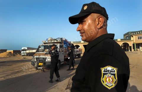 Patrouille de contrôle de la police tunisienne au poste frontalier de Ras Jedir à la frontière avec la Libye.