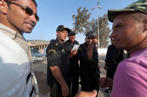 Patrouille de contrôle de la police tunisienne au poste frontalier de Ras Jedir à la frontière avec la Libye.