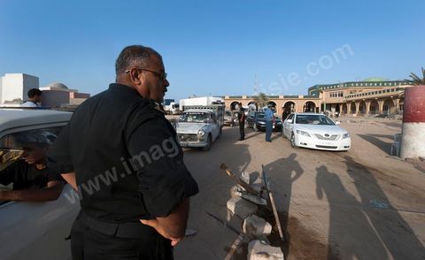 Patrouille de contrôle de la police tunisienne au poste frontalier de Ras Jedir à la frontière avec la Libye.