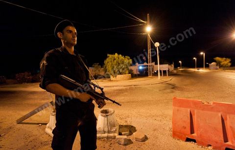 Patrouille de nuit contrôlant l'entrée de l'ïle touristique de Djerba, la police contrôle l'ensemble des véhicules et individus afin de sécuriser l'île durant la saison touristique estivale