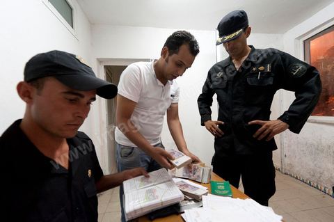Saisie de documents de propagande de la rébellion libyenne et d'argent tunisien à l'entrée de l'île de Djerba