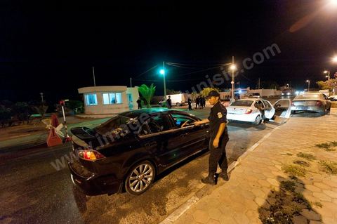 Patrouille de nuit contrôlant l'entrée de l'ïle touristique de Djerba, la police contrôle l'ensemble des véhicules et individus afin de sécuriser l'île durant la saison touristique estivale