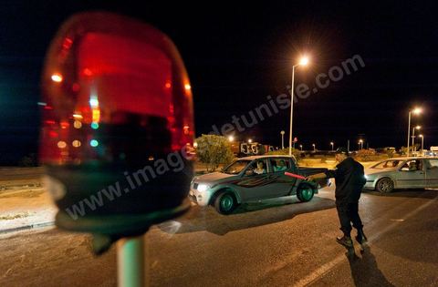 Patrouille de nuit contrôlant l'entrée de l'ïle touristique de Djerba, la police contrôle l'ensemble des véhicules et individus afin de sécuriser l'île durant la saison touristique estivale