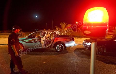 Patrouille de nuit contrôlant l'entrée de l'ïle touristique de Djerba, la police contrôle l'ensemble des véhicules et individus afin de sécuriser l'île durant la saison touristique estivale