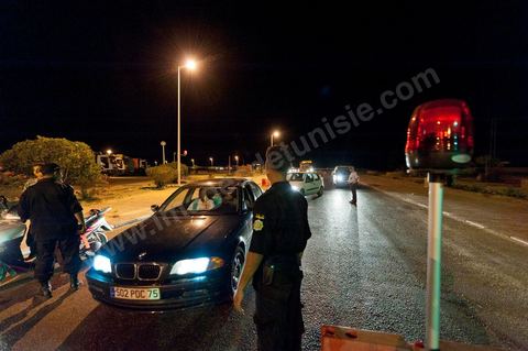 Patrouille de nuit contrôlant l'entrée de l'ïle touristique de Djerba, la police contrôle l'ensemble des véhicules et individus afin de sécuriser l'île durant la saison touristique estivale