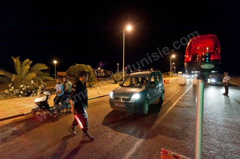 Patrouille de nuit contrôlant l'entrée de l'ïle touristique de Djerba, la police contrôle l'ensemble des véhicules et individus afin de sécuriser l'île durant la saison touristique estivale