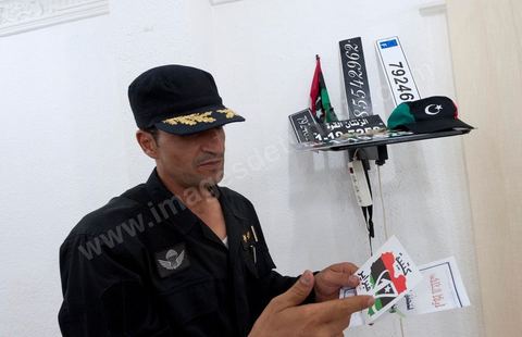 Commandant de la brigade de Djerba montrant une fausse plaque d'immatriculation de la région de Zenten (Libye)  