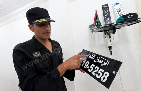 Commandant de la brigade de Djerba montrant une fausse plaque d'immatriculation de la région de Zenten (Libye)  