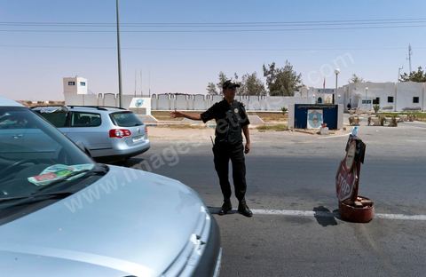 Poste de contrôle sur la route de Medenine en direction de Djerba et de la frontière libyenne 