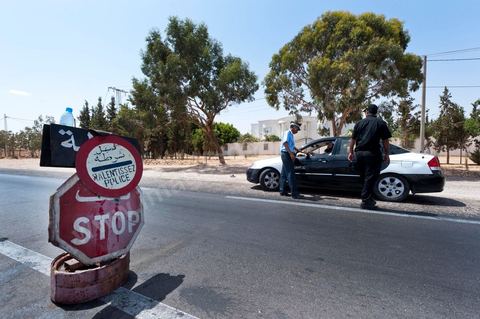 Poste de contrôle sur la route de Medenine en direction de Djerba et de la frontière libyenne 