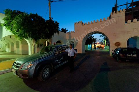 Patrouille de nuit contrôlant le quartier juif de Zarzis
