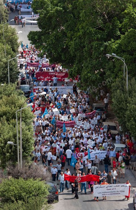 21 juillet 2011 : marche citoyenne organisée par les partis démocrates tunisiens à Tunis. face aux tentatives de semer le chaos dans le pays et de renverser les institutions nées d'un consensus national, les partis signataires ont appelés les citoyens à une marche nationale ce jeudi. Cette marche est organisée par les partis libéraux suivants : PDP, Ettajdid, Afek Tounes, Al Wifek Jomhouri, PSG, la Voie du Centre, Mouvement de la citoyenneté et de la justice. la manif se déroule avec en tête les principaux leaders des partis politiques pour la première fois en semble dans une manifestation.