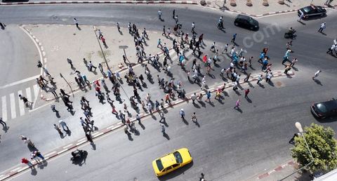 21 juillet 2011 : marche citoyenne organisée par les partis démocrates tunisiens à Tunis. face aux tentatives de semer le chaos dans le pays et de renverser les institutions nées d'un consensus national, les partis signataires ont appelés les citoyens à une marche nationale ce jeudi. Cette marche est organisée par les partis libéraux suivants : PDP, Ettajdid, Afek Tounes, Al Wifek Jomhouri, PSG, la Voie du Centre, Mouvement de la citoyenneté et de la justice. la manif se déroule avec en tête les principaux leaders des partis politiques pour la première fois en semble dans une manifestation.