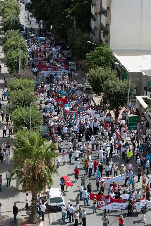 21 juillet 2011 : marche citoyenne organisée par les partis démocrates tunisiens à Tunis. face aux tentatives de semer le chaos dans le pays et de renverser les institutions nées d'un consensus national, les partis signataires ont appelés les citoyens à une marche nationale ce jeudi. Cette marche est organisée par les partis libéraux suivants : PDP, Ettajdid, Afek Tounes, Al Wifek Jomhouri, PSG, la Voie du Centre, Mouvement de la citoyenneté et de la justice. la manif se déroule avec en tête les principaux leaders des partis politiques pour la première fois en semble dans une manifestation.