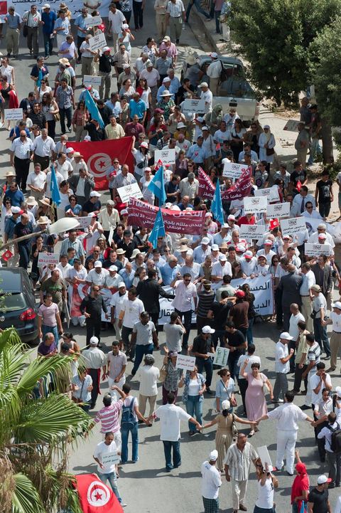 21 juillet 2011 : marche citoyenne organisée par les partis démocrates tunisiens à Tunis. face aux tentatives de semer le chaos dans le pays et de renverser les institutions nées d'un consensus national, les partis signataires ont appelés les citoyens à une marche nationale ce jeudi. Cette marche est organisée par les partis libéraux suivants : PDP, Ettajdid, Afek Tounes, Al Wifek Jomhouri, PSG, la Voie du Centre, Mouvement de la citoyenneté et de la justice. la manif se déroule avec en tête les principaux leaders des partis politiques pour la première fois en semble dans une manifestation.
