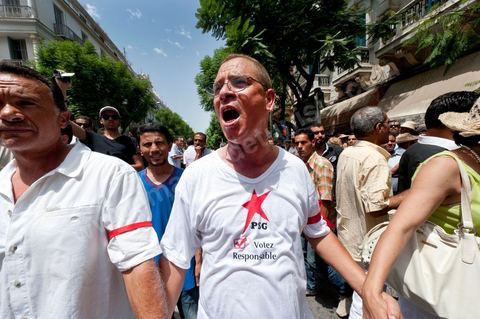 21 juillet 2011 : marche citoyenne organisée par les partis démocrates tunisiens à Tunis. face aux tentatives de semer le chaos dans le pays et de renverser les institutions nées d'un consensus national, les partis signataires ont appelés les citoyens à une marche nationale ce jeudi. Cette marche est organisée par les partis libéraux suivants : PDP, Ettajdid, Afek Tounes, Al Wifek Jomhouri, PSG, la Voie du Centre, Mouvement de la citoyenneté et de la justice. la manif se déroule avec en tête les principaux leaders des partis politiques pour la première fois en semble dans une manifestation.