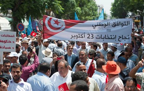 21 juillet 2011 : marche citoyenne organisée par les partis démocrates tunisiens à Tunis. face aux tentatives de semer le chaos dans le pays et de renverser les institutions nées d'un consensus national, les partis signataires ont appelés les citoyens à une marche nationale ce jeudi. Cette marche est organisée par les partis libéraux suivants : PDP, Ettajdid, Afek Tounes, Al Wifek Jomhouri, PSG, la Voie du Centre, Mouvement de la citoyenneté et de la justice. la manif se déroule avec en tête les principaux leaders des partis politiques pour la première fois en semble dans une manifestation.
