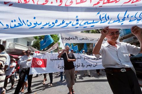21 juillet 2011 : marche citoyenne organisée par les partis démocrates tunisiens à Tunis. face aux tentatives de semer le chaos dans le pays et de renverser les institutions nées d'un consensus national, les partis signataires ont appelés les citoyens à une marche nationale ce jeudi. Cette marche est organisée par les partis libéraux suivants : PDP, Ettajdid, Afek Tounes, Al Wifek Jomhouri, PSG, la Voie du Centre, Mouvement de la citoyenneté et de la justice. la manif se déroule avec en tête les principaux leaders des partis politiques pour la première fois en semble dans une manifestation.