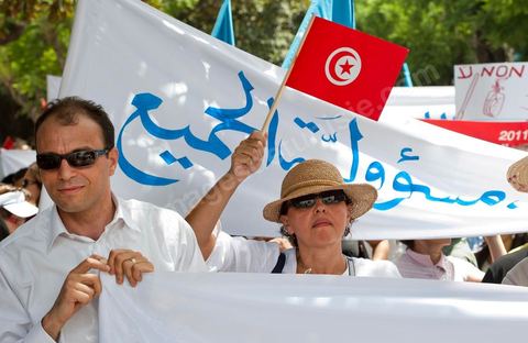 21 juillet 2011 : marche citoyenne organisée par les partis démocrates tunisiens à Tunis. face aux tentatives de semer le chaos dans le pays et de renverser les institutions nées d'un consensus national, les partis signataires ont appelés les citoyens à une marche nationale ce jeudi. Cette marche est organisée par les partis libéraux suivants : PDP, Ettajdid, Afek Tounes, Al Wifek Jomhouri, PSG, la Voie du Centre, Mouvement de la citoyenneté et de la justice. la manif se déroule avec en tête les principaux leaders des partis politiques pour la première fois en semble dans une manifestation.