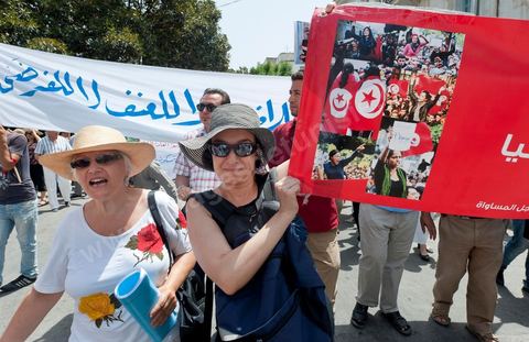 21 juillet 2011 : marche citoyenne organisée par les partis démocrates tunisiens à Tunis. face aux tentatives de semer le chaos dans le pays et de renverser les institutions nées d'un consensus national, les partis signataires ont appelés les citoyens à une marche nationale ce jeudi. Cette marche est organisée par les partis libéraux suivants : PDP, Ettajdid, Afek Tounes, Al Wifek Jomhouri, PSG, la Voie du Centre, Mouvement de la citoyenneté et de la justice. la manif se déroule avec en tête les principaux leaders des partis politiques pour la première fois en semble dans une manifestation.