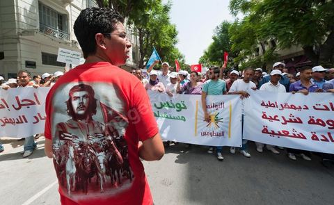 21 juillet 2011 : marche citoyenne organisée par les partis démocrates tunisiens à Tunis. face aux tentatives de semer le chaos dans le pays et de renverser les institutions nées d'un consensus national, les partis signataires ont appelés les citoyens à une marche nationale ce jeudi. Cette marche est organisée par les partis libéraux suivants : PDP, Ettajdid, Afek Tounes, Al Wifek Jomhouri, PSG, la Voie du Centre, Mouvement de la citoyenneté et de la justice. la manif se déroule avec en tête les principaux leaders des partis politiques pour la première fois en semble dans une manifestation.