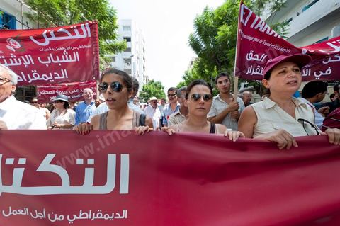 21 juillet 2011 : marche citoyenne organisée par les partis démocrates tunisiens à Tunis. face aux tentatives de semer le chaos dans le pays et de renverser les institutions nées d'un consensus national, les partis signataires ont appelés les citoyens à une marche nationale ce jeudi. Cette marche est organisée par les partis libéraux suivants : PDP, Ettajdid, Afek Tounes, Al Wifek Jomhouri, PSG, la Voie du Centre, Mouvement de la citoyenneté et de la justice. la manif se déroule avec en tête les principaux leaders des partis politiques pour la première fois en semble dans une manifestation.
