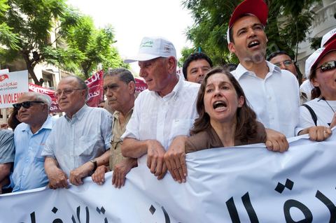 21 juillet 2011 : Chebbi, et Jridi Boujjafar et Brahim en tête de la marche citoyenne organisée par les partis démocrates tunisiens à Tunis. face aux tentatives de semer le chaos dans le pays et de renverser les institutions nées d'un consensus national, les partis signataires ont appelés les citoyens à une marche nationale ce jeudi. Cette marche est organisée par les partis libéraux suivants : PDP, Ettajdid, Afek Tounes, Al Wifek Jomhouri, PSG, la Voie du Centre, Mouvement de la citoyenneté et de la justice. la manif se déroule avec en tête les principaux leaders des partis politiques pour la première fois en semble dans une manifestation.