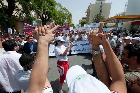 21 juillet 2011 : marche citoyenne organisée par les partis démocrates tunisiens à Tunis. face aux tentatives de semer le chaos dans le pays et de renverser les institutions nées d'un consensus national, les partis signataires ont appelés les citoyens à une marche nationale ce jeudi. Cette marche est organisée par les partis libéraux suivants : PDP, Ettajdid, Afek Tounes, Al Wifek Jomhouri, PSG, la Voie du Centre, Mouvement de la citoyenneté et de la justice. la manif se déroule avec en tête les principaux leaders des partis politiques pour la première fois en semble dans une manifestation.
